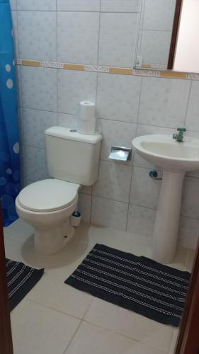 a bathroom with a toilet and a sink at Hospedagem, Pouso Famíliar Paraty in Paraty