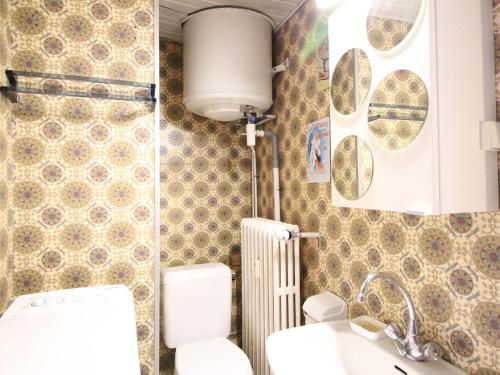 une salle de bain avec toilettes et lavabo dans l'établissement Appartement F2 avec ascenseur et Wi-Fi au centre du Mont-Dore - FR-1-415-44, à Le Mont-Dore