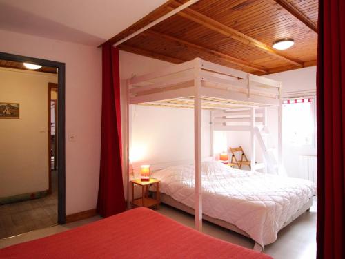 - une chambre avec un lit blanc et une échelle dans l'établissement Appartement spacieux au Mont-Dore : 10 couchages, WIFI, proche thermes, animaux acceptés - FR-1-415-72, à Le Mont-Dore