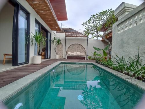 una piscina en el patio trasero de una casa en Villa Juanjo Sanur, en Sanur