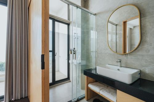 A bathroom at 緩慢大鵬灣