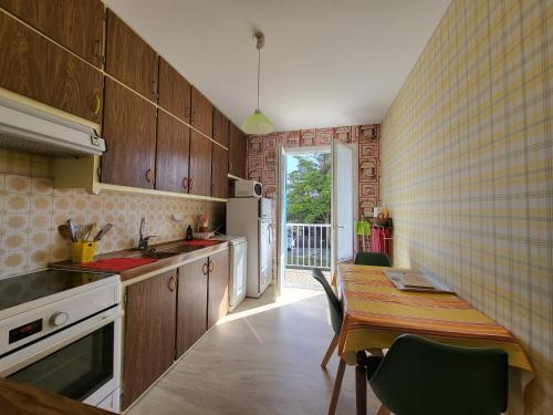 une cuisine avec une table et une salle à manger dans l'établissement Appartement à Saint-Brevin-les-Pins - 4 pers, 2 terrasses et vue mer - FR-1-364-173, à Saint-Brévin-les-Pins