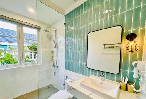 a bathroom with a sink and a mirror at Gần hồ bơi gần biển Novaworld Phan Thiết Bình Thuận 4 PN phòng ngủ in Bình Tú