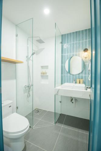a bathroom with a toilet and a sink and a mirror at Gần hồ bơi gần biển Novaworld Phan Thiết Bình Thuận 4 PN phòng ngủ in Bình Tú