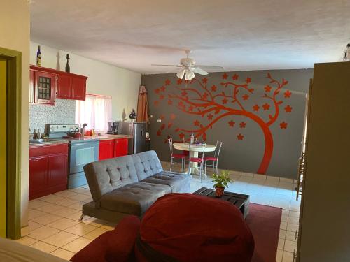 un soggiorno con divano e murale sull'albero di loft rosy a Puerto Peñasco
