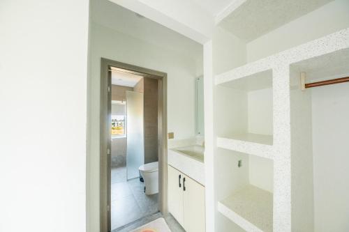 Bilik mandi di Raing Phnom Bungalow