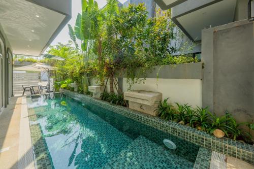 Kolam renang di atau dekat dengan Raing Phnom Bungalow
