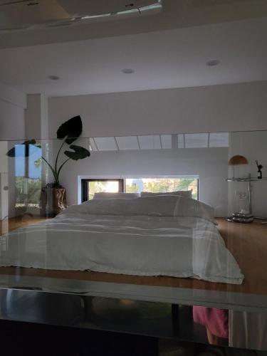 Postel nebo postele na pokoji v ubytování A private space in the western village of Jeju, where you can see the ocean of Aewol and Hallasan, pet-friendly