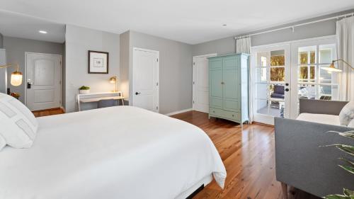 Кровать или кровати в номере Inn at Playa del Rey