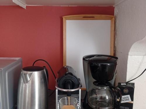a kitchen counter with a coffee maker and a blender at Maison de ferme rénovée avec terrasse, jardin et équipements modernes à Taxat-Senat - FR-1-489-363 in Taxat-Senat