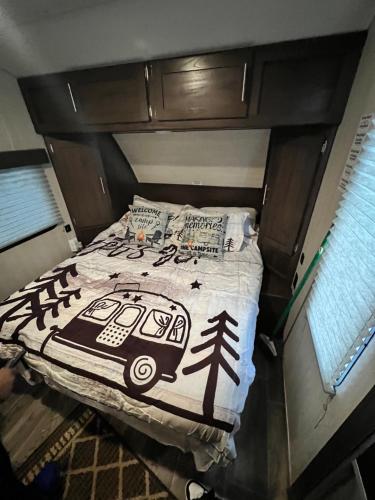 Postel nebo postele na pokoji v ubytování Sleepyheadz Campers and Tents LLC