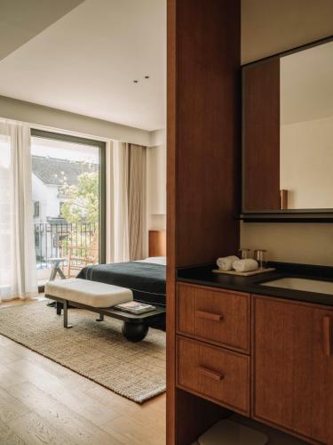 ein Hotelzimmer mit einem Schlafzimmer mit Bett und Tisch in der Unterkunft Shine on in Kunshan