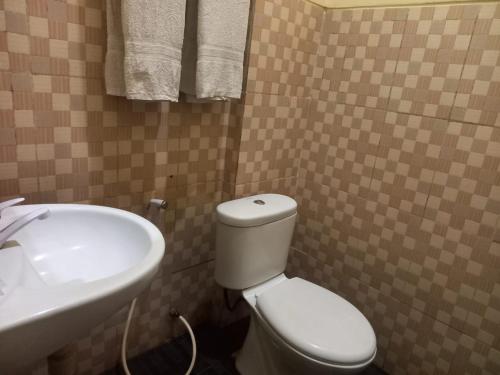 Ένα μπάνιο στο Urbanview Hotel Dedy Jaya Brebes