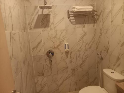 Ένα μπάνιο στο Urbanview Hotel Dedy Jaya Brebes