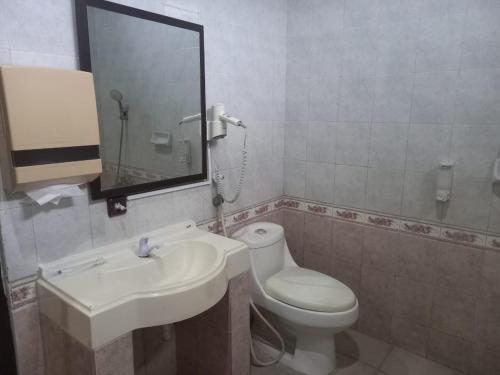 Ένα μπάνιο στο Urbanview Hotel Dedy Jaya Brebes