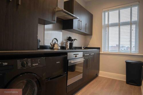 a kitchen with a washer and a dishwasher at Apartment near Blackpool Central & Pleasure Beach in Blackpool
