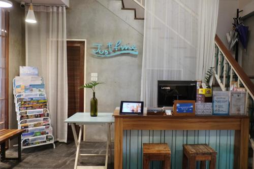 Una televisión o centro de entretenimiento en Just Fine Krabi