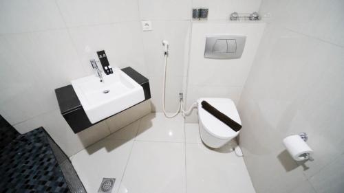 Koupelna v ubytování Spacious 2BR at The Via and The Vue Apartment Surabaya By Travelio