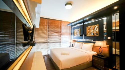 Postel nebo postele na pokoji v ubytování Spacious 2BR at The Via and The Vue Apartment Surabaya By Travelio