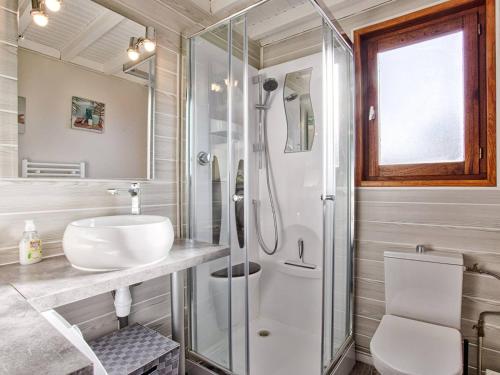 Koupelna v ubytování Chalet lumineux avec grand jardin et parking privé à Merville-Franceville-Plage - FR-1-788-55