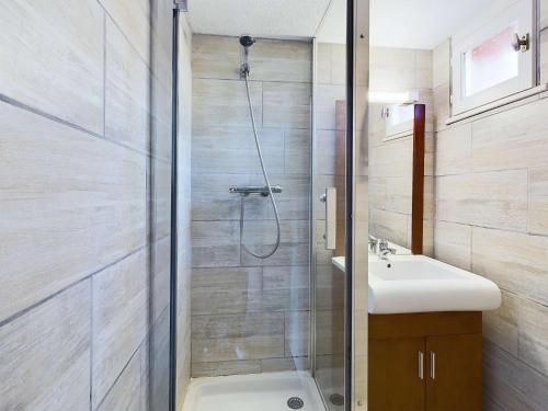 une salle de bain avec douche et lavabo dans l'établissement Appartement lumineux 2 pièces, terrasse, proche plage, parking, Grau D'Agde - FR-1-423-316, au Grau-dʼAgde
