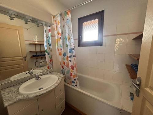 une salle de bain avec un lavabo et une baignoire dans l'établissement Bel appartement 3 pièces avec parking, Les Angles - FR-1-593-127, aux Angles