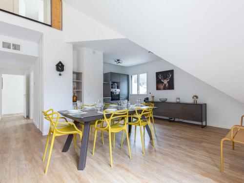 une salle à manger avec une table et des chaises jaunes dans l'établissement Grand Appartement Moderne, Proche Pistes, 8 Pers., Parking Inclus - FR-1-296-514, à Saint-Lary-Soulan