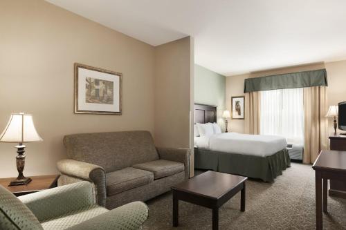 En eller flere senger på et rom på Country Inn & Suites by Radisson Asheville West