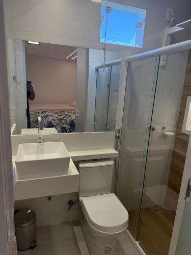 Ein Badezimmer in der Unterkunft Apto com piscinas e pé na areia