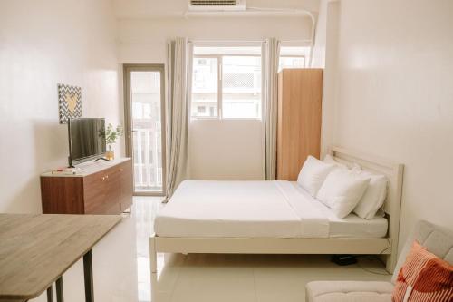 Una cama o camas en una habitación de A Peaceful Bright Haven