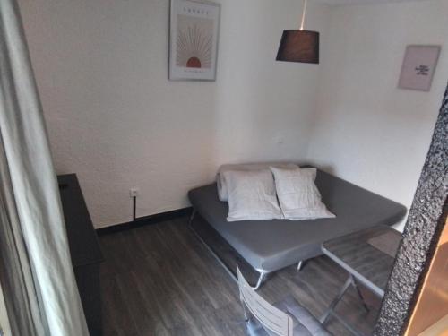 Cette petite chambre comprend une table avec deux oreillers. dans l'établissement Mas Dels Caminhs, à Villepinte