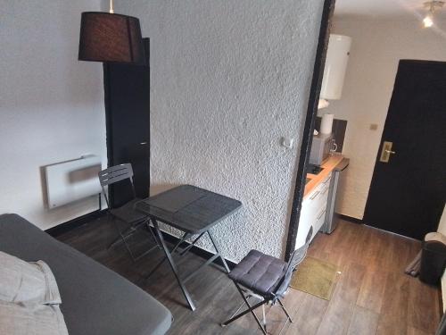 une pièce avec une table et des chaises dans une pièce dans l'établissement Mas Dels Caminhs, à Villepinte