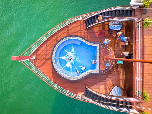 een bovengronds uitzicht op een cruiseschip in het water bij Le Journey Elegance Cruise in Ha Long