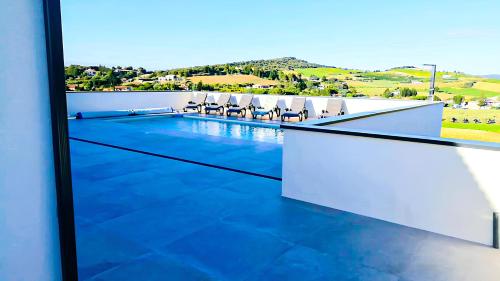 - une vue sur la piscine et ses chaises dans l'établissement Villa d'artistes, à Malras