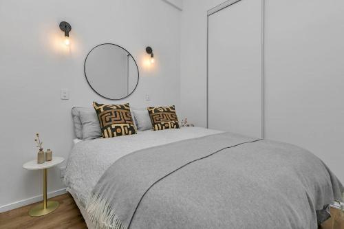 Postel nebo postele na pokoji v ubytování Historic Modern Luxury 1-Bedroom on Queen Street