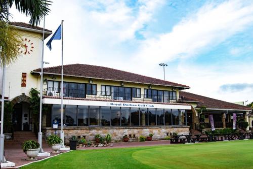 un edificio con una bandera delante en Bed and Breakfast at Eves, en Durban