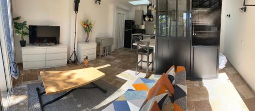 une pièce avec une cuisine et un salon dans l'établissement T2 au cœur de la Provence, à Aubagne