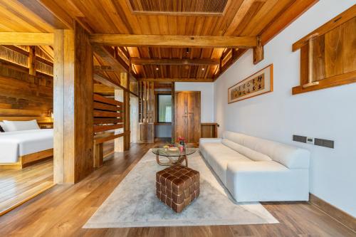 Una cama o camas en una habitación de Ethnic Hundred-years Elysian Culture&Art Scholar Resorts