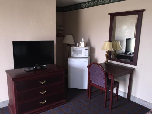 Una televisión o centro de entretenimiento en Eldon Inn