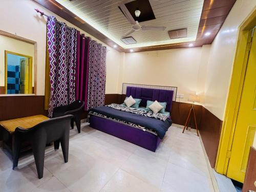 a bedroom with a bed and a chair and a table at Wood packers in Kasol