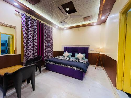 a bedroom with a bed and a chair and a table at Wood packers in Kasol