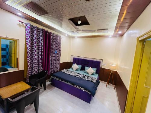 a bedroom with a bed and a desk and a table at Wood packers in Kasol