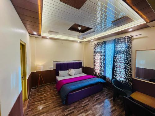 a room with a bed and a tv in it at Wood packers in Kasol