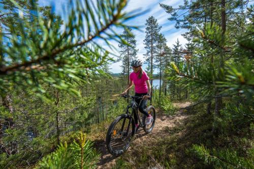 SyöteにあるErä 26, kahden makuuhuoneen mökki Syötteellä kalaisan tunturilammen, polkupyöräreitin sekä lukuisten polkujen vieressäの自転車に乗る女