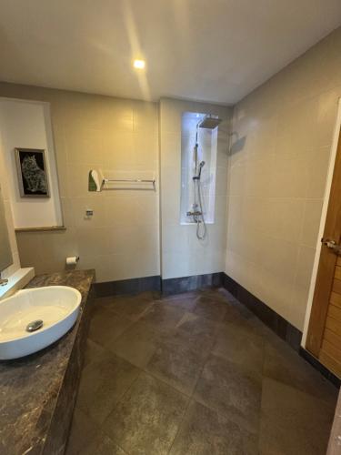 une salle de bain avec lavabo et douche dans l'établissement Villa Chamnan, à Choeng Mon Beach