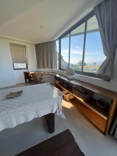 une chambre avec un lit et une grande fenêtre dans l'établissement Villa Chamnan, à Choeng Mon Beach