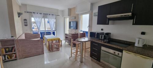 Dapur atau dapur kecil di 24 Cozy apartment with pool, parking and terrace