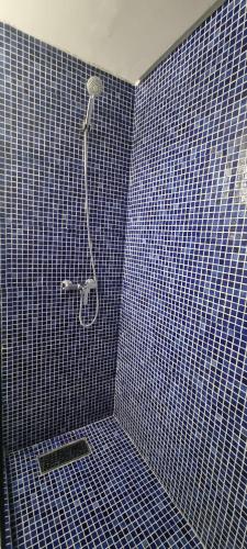 Bilik mandi di 24 Cozy apartment with pool, parking and terrace