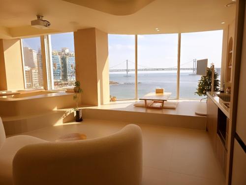 ein Wohnzimmer mit Blick auf die Golden Gate Bridge in der Unterkunft Gwangan Awesome in Busan