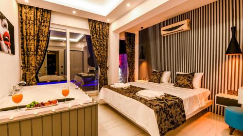 een hotelkamer met een bed en een bad bij Luxury Apartment in Kalkan - 7522 in Kalkan